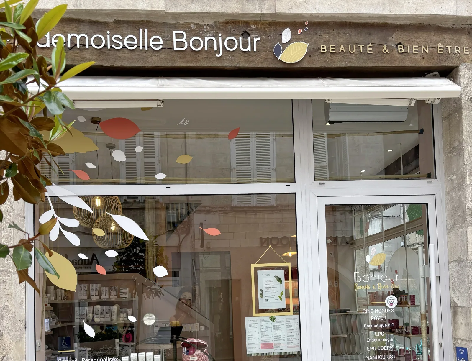 Mademoiselle Bonjour - Onglerie La Rochelle - OneBooking