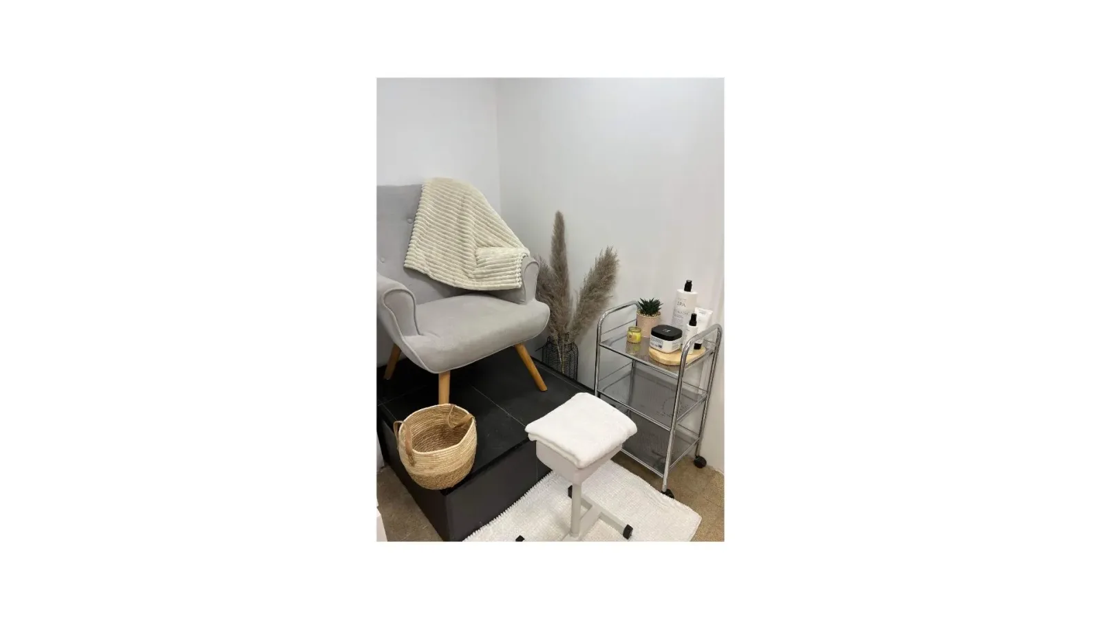 Dina Studio Ongles - Onglerie Coutances - OneBooking