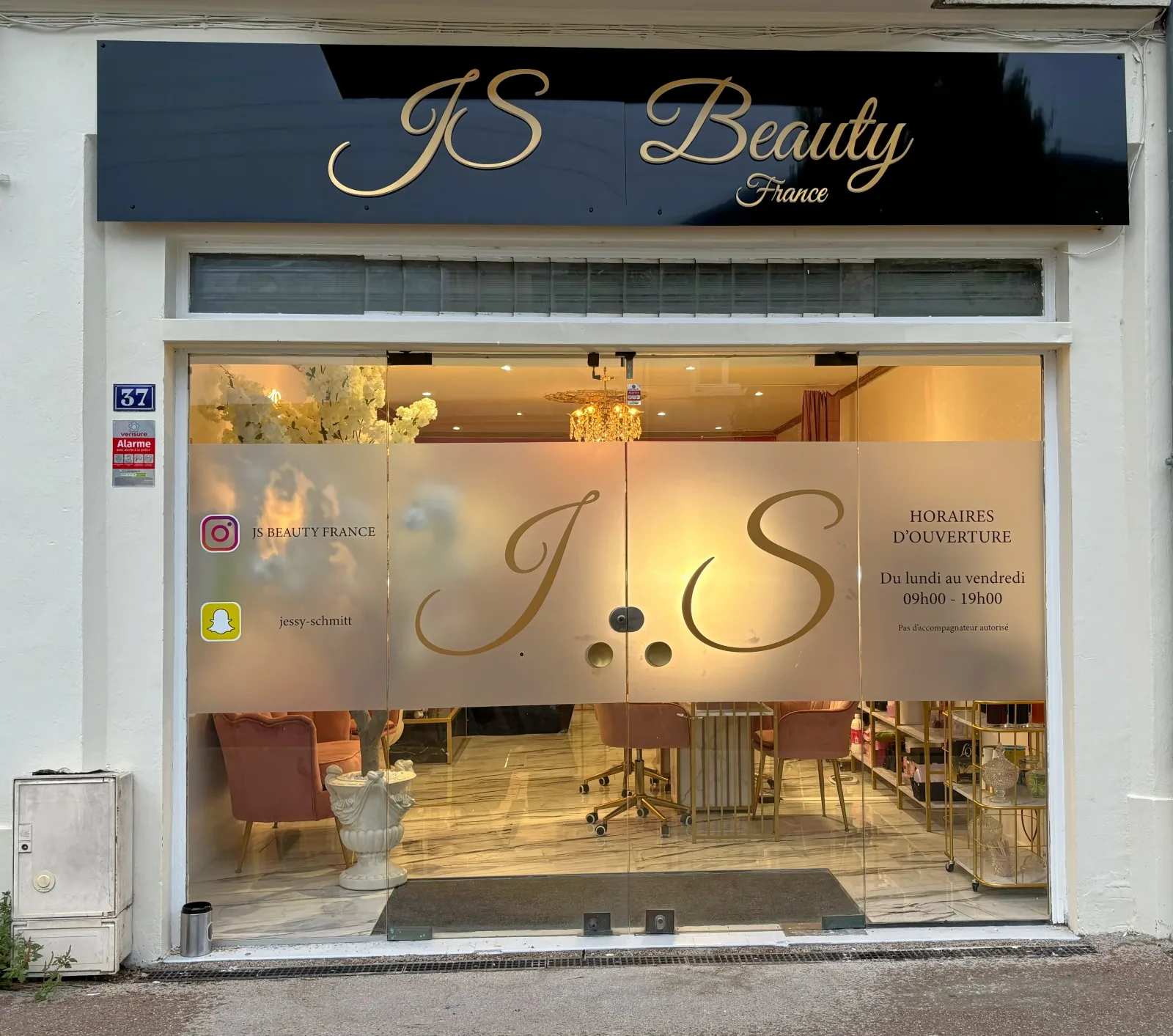 JS beauty france - Onglerie Saumur - OneBooking