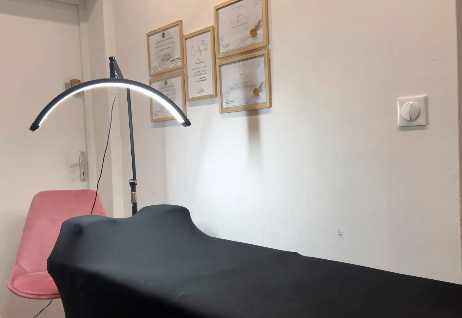 Éclat de cils - Coiffure Redessan - OneBooking