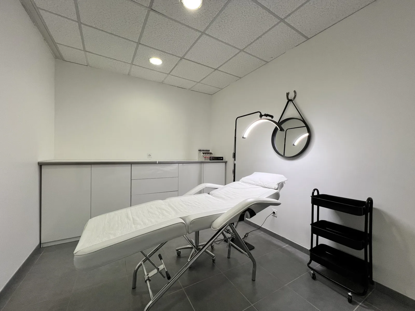 LB DERMO Concept - Sourcils & cils Vauvert - OneBooking