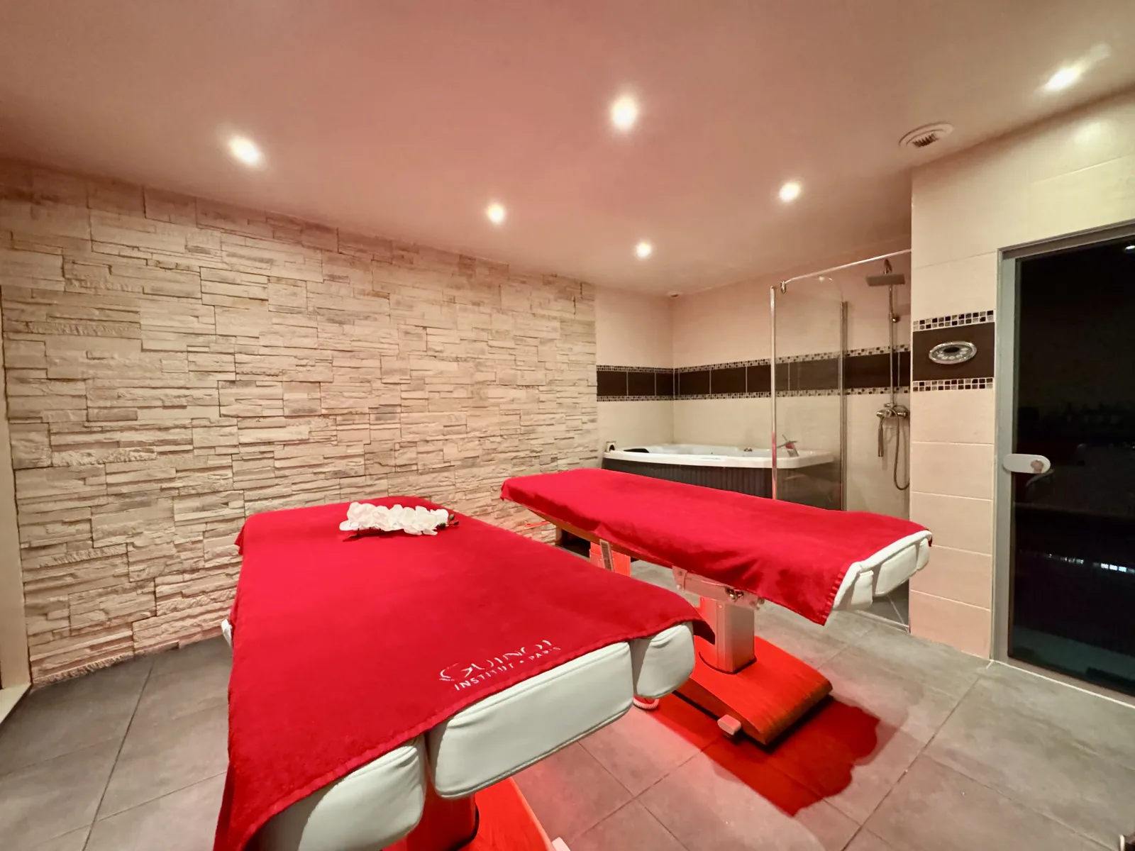 Divine beauté - Institut - Hammam - Spa - Onglerie Lisieux - OneBooking