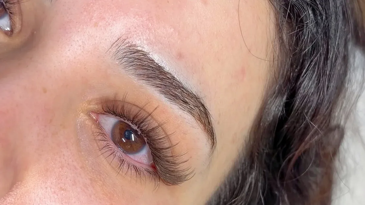 Golden Beauty - Sourcils & cils Villefranche-sur-Saône - Golden Beauty - Photo Galerie - OneBooking