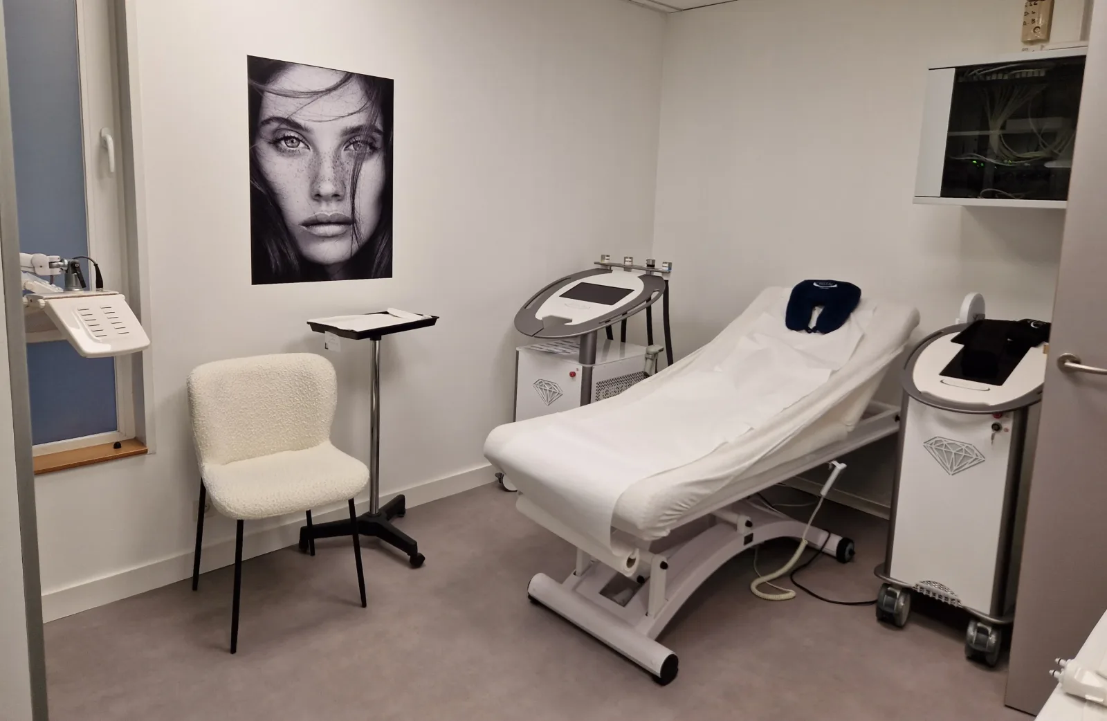 Dr Laure Brouard (médecine esthétique, injections, épilation laser, hydrafacial et cryolipolyse) - Massage La Rochelle - Dr Laure Brouard (médecine esthétique, injections, épilation laser, hydrafacial et cryolipolyse) - Photo Galerie - OneBooking
