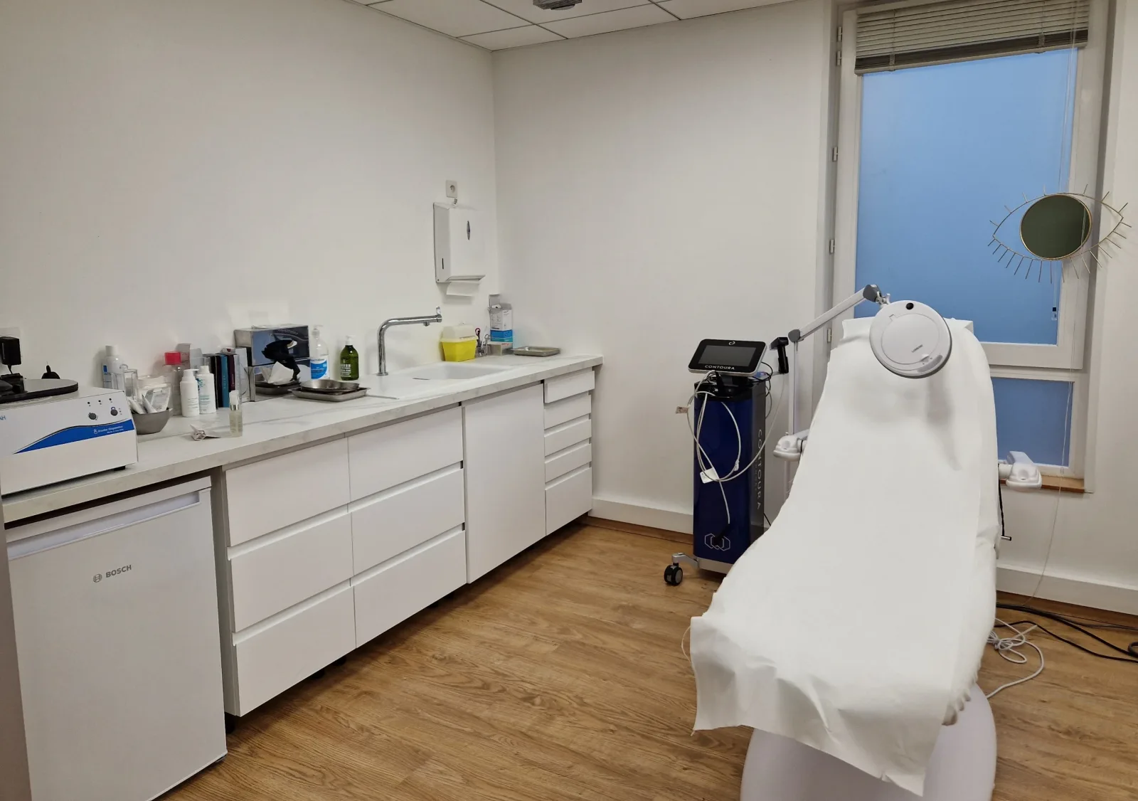 Dr Laure Brouard (médecine esthétique, injections, épilation laser, hydrafacial et cryolipolyse) - Massage La Rochelle - Dr Laure Brouard (médecine esthétique, injections, épilation laser, hydrafacial et cryolipolyse) - Photo Galerie - OneBooking