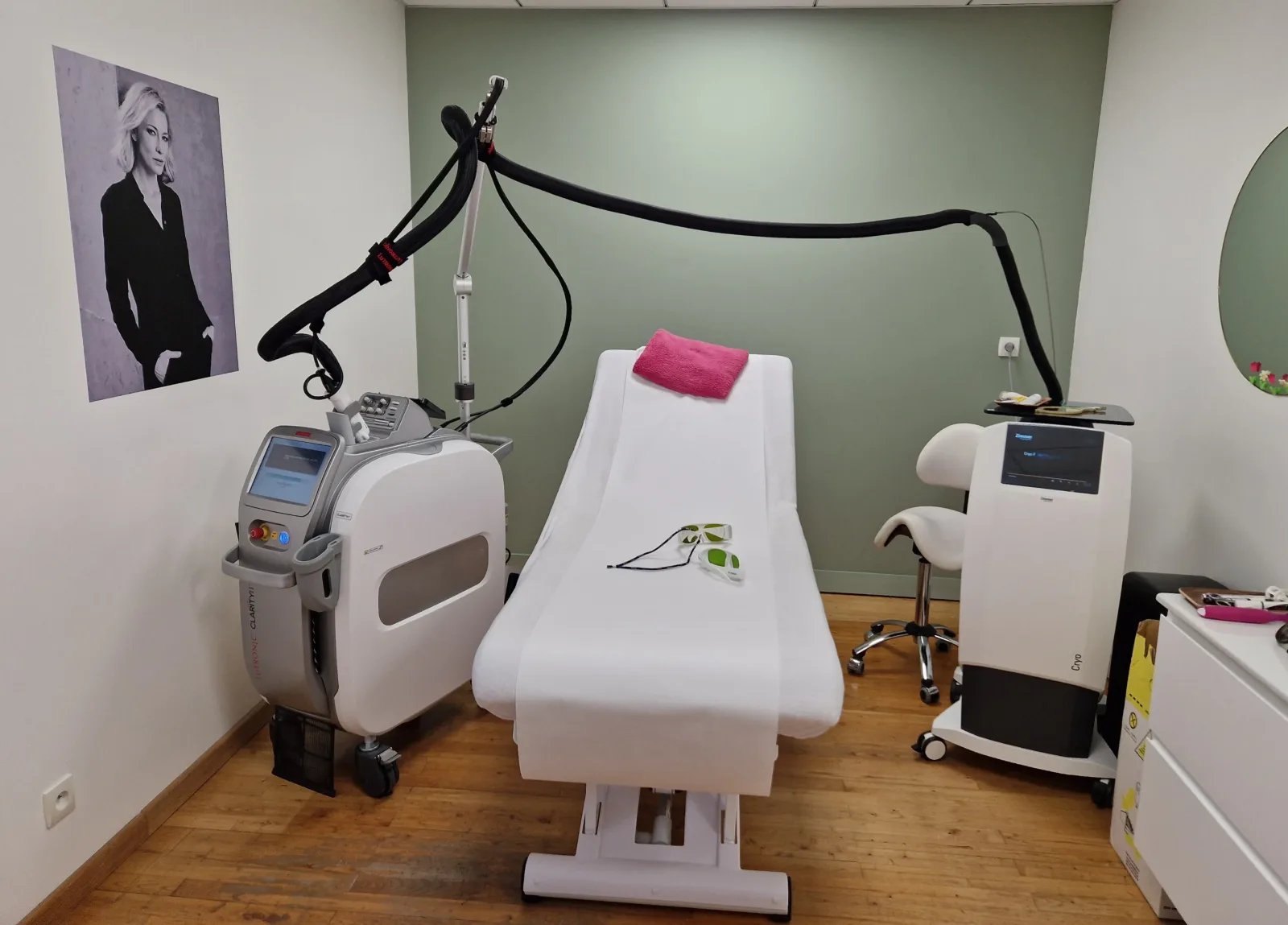 Dr Laure Brouard (médecine esthétique, injections, épilation laser, hydrafacial et cryolipolyse) - Massage La Rochelle - Dr Laure Brouard (médecine esthétique, injections, épilation laser, hydrafacial et cryolipolyse) - Photo Galerie - OneBooking