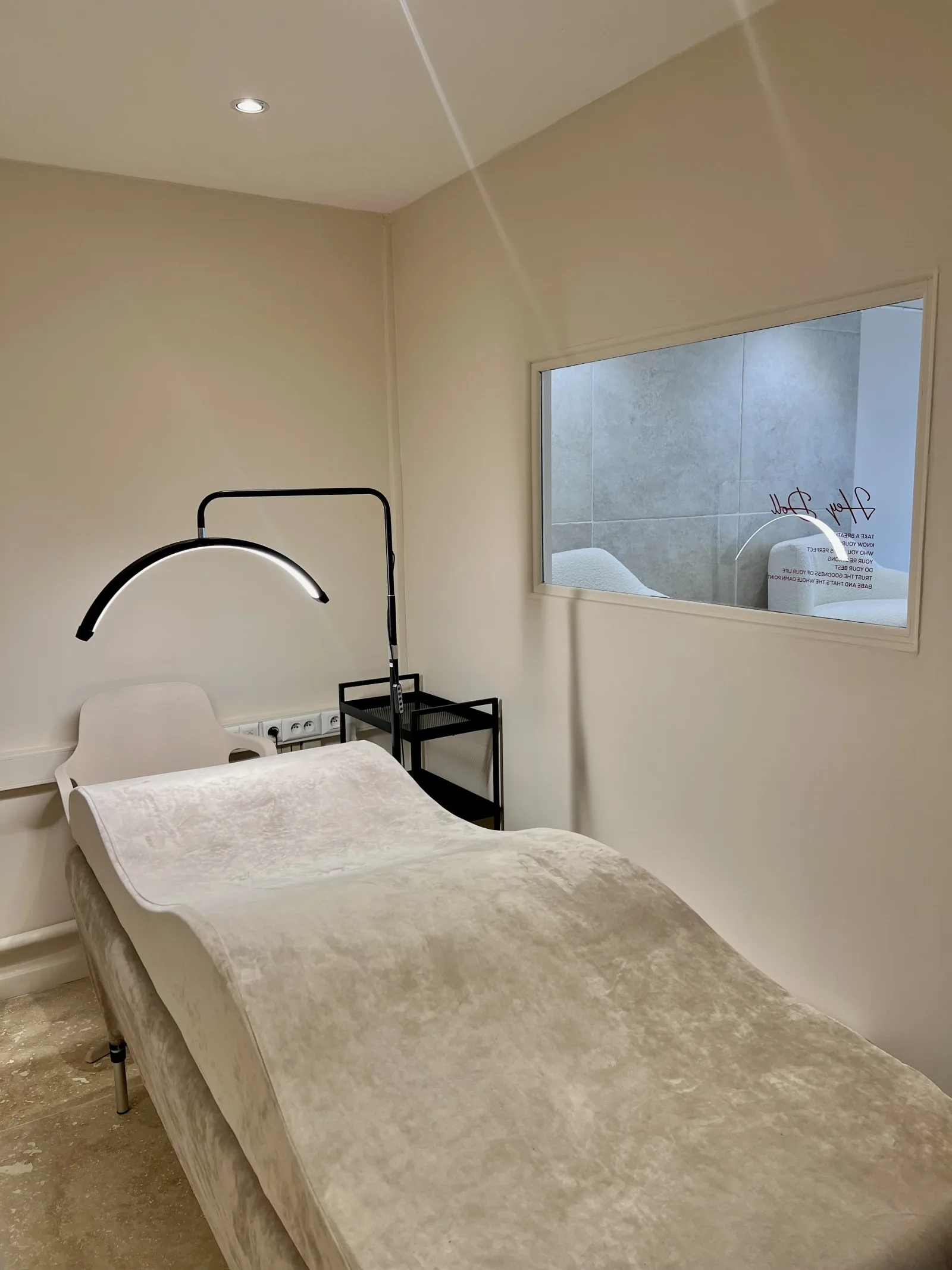 DOLLHOUSE - Sourcils & cils Blois - DOLLHOUSE - Photo Galerie - OneBooking