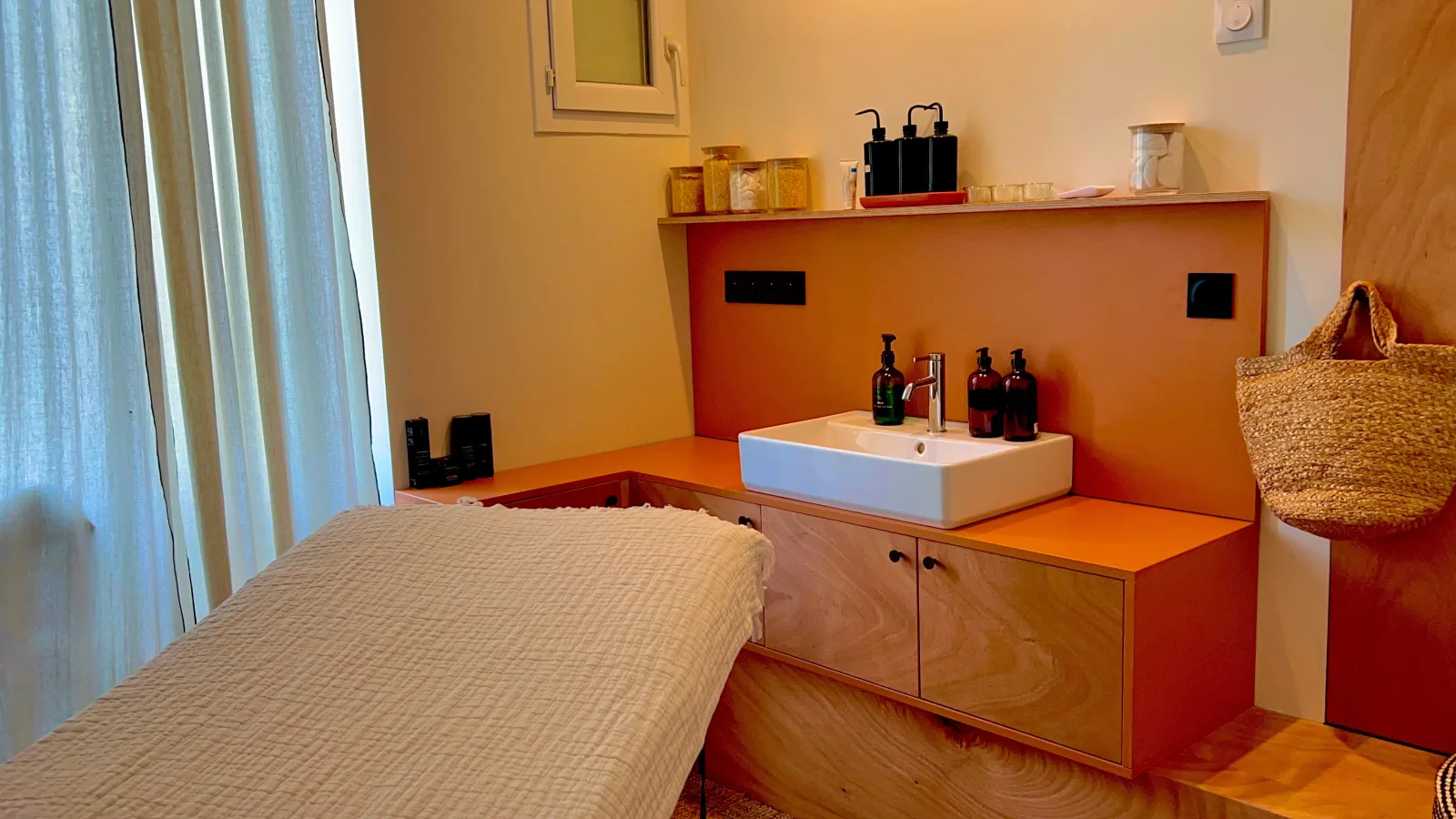 L’Atelier de Retouches - Tassin - Institut de beauté Tassin-la-Demi-Lune - L’Atelier de Retouches - Tassin - Photo Galerie - OneBooking