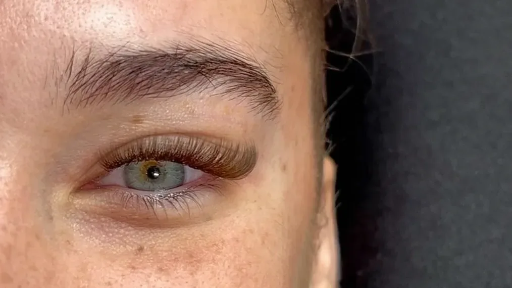 Golden Beauty - Sourcils & cils Villefranche-sur-Saône - Golden Beauty - Photo Galerie - OneBooking