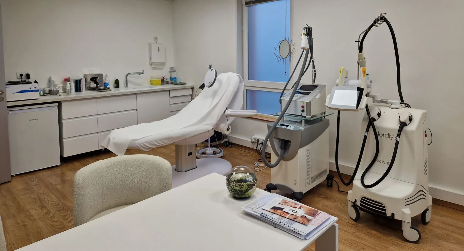 Dr Laure Brouard (médecine esthétique, injections, épilation laser, hydrafacial et cryolipolyse) - Massage La Rochelle - Dr Laure Brouard (médecine esthétique, injections, épilation laser, hydrafacial et cryolipolyse) - Photo Galerie - OneBooking