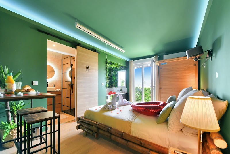Jungle Room - SPA | Sauna | Jacuzzi | Vidéo-projecteur | Love Room - Spa Cannes - OneBooking