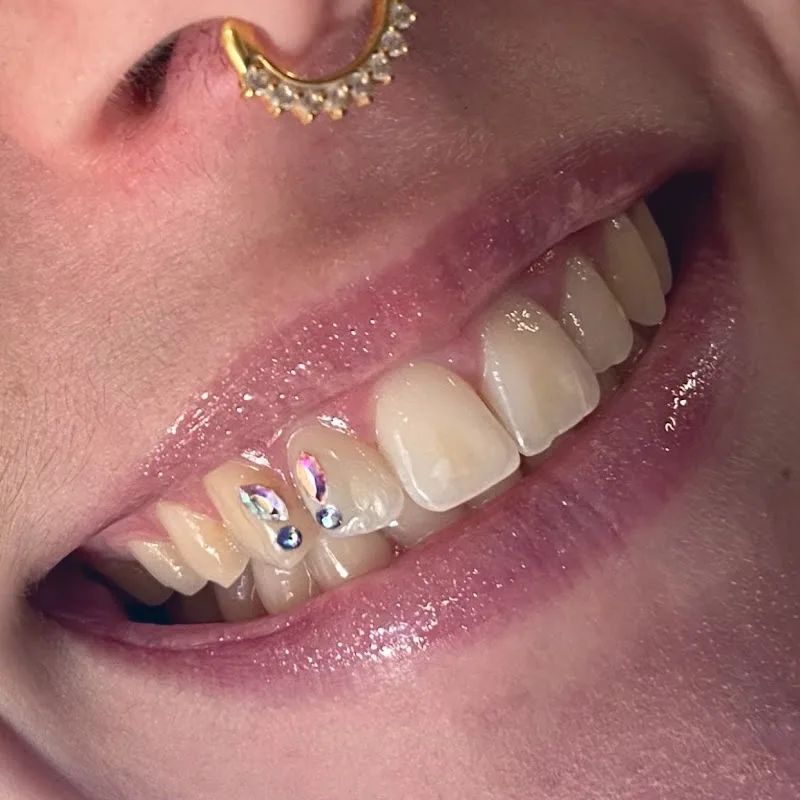 Samantha Vonviper Nail Artist , Strass dentaire, Make-up Artist - Maquillage Lyon - OneBooking