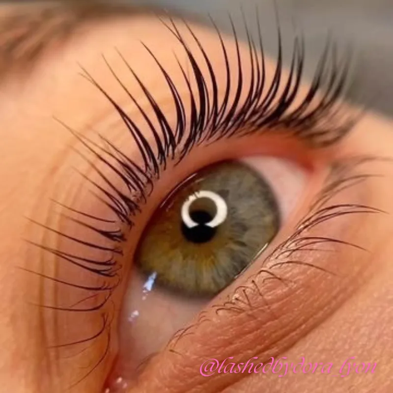 lashedbydora - Sourcils & cils Lyon - OneBooking