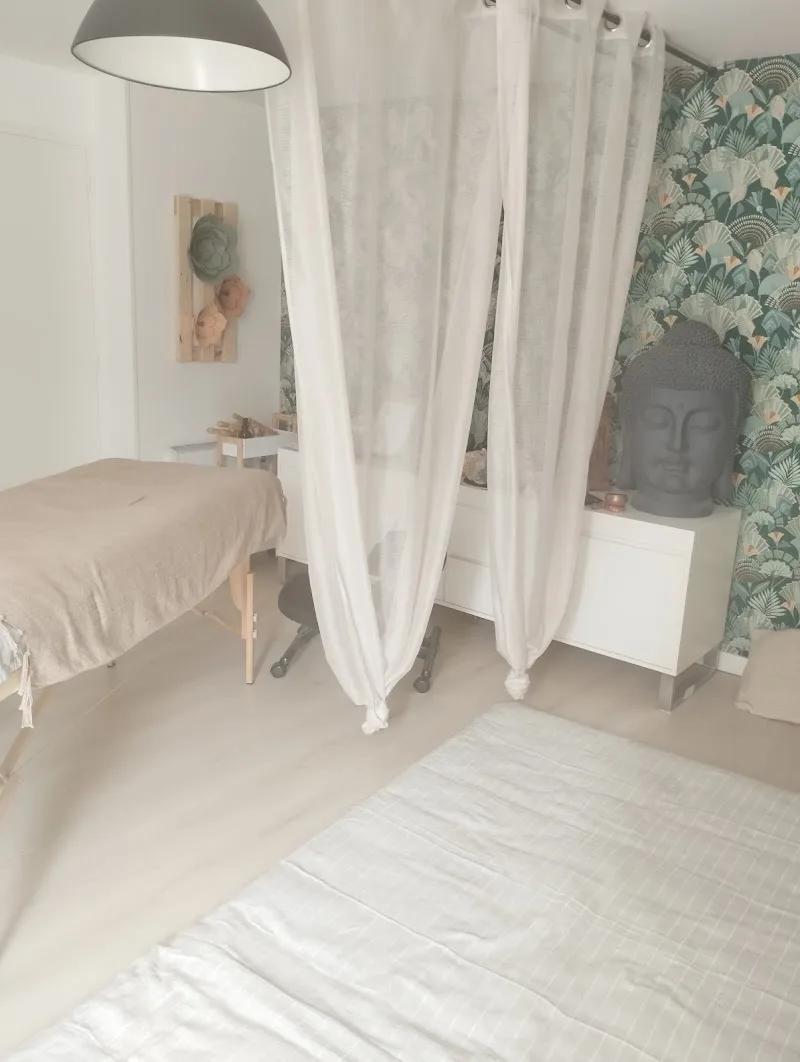 Hélène LASSALLE - Shiatsu traditionnel FFST , drainage brésilien, maderosculpt', Rebozo, serrage du bassin - Massage Fougères - OneBooking