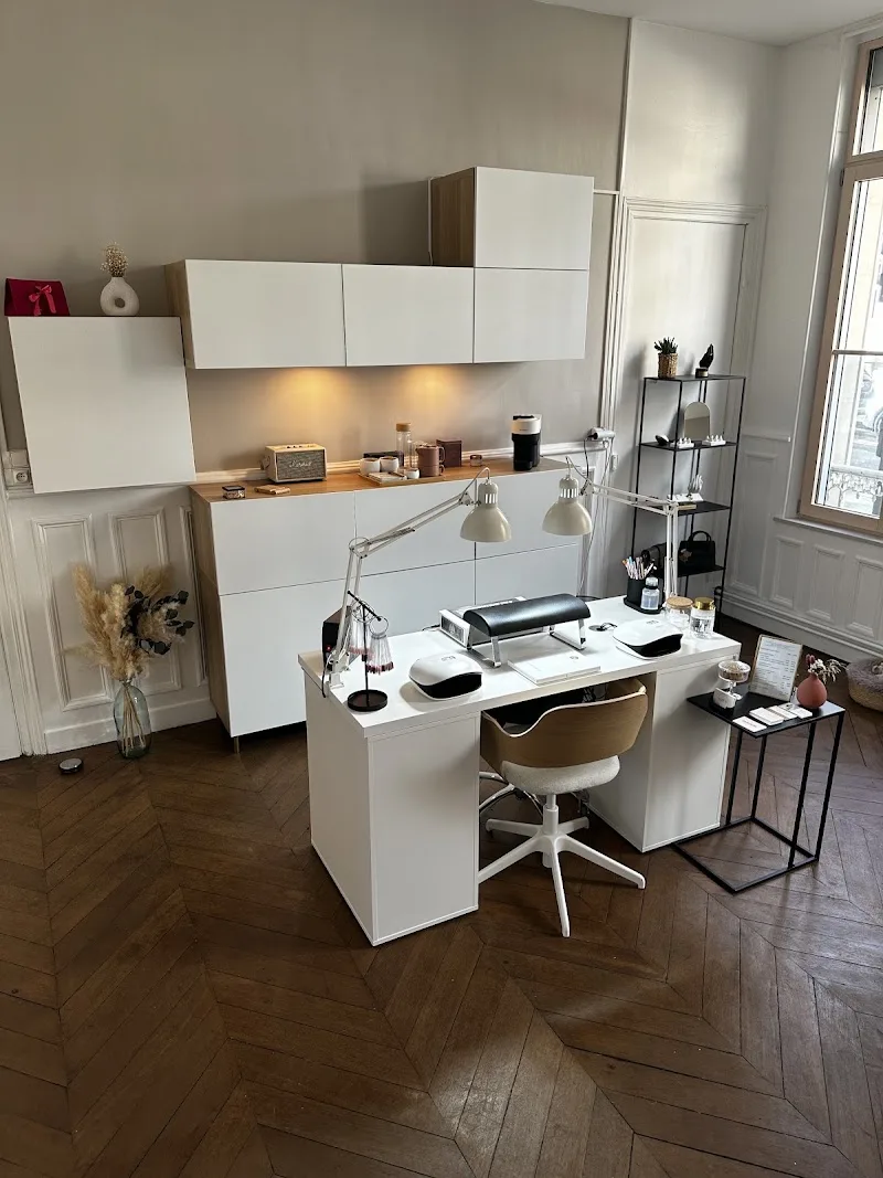 Jane B - Manucure - Onglerie Amiens - OneBooking