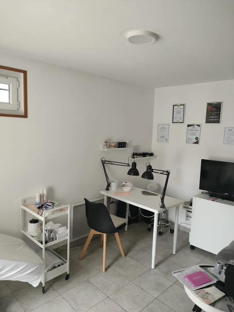 Natalia & Ongles - Onglerie Caen - OneBooking