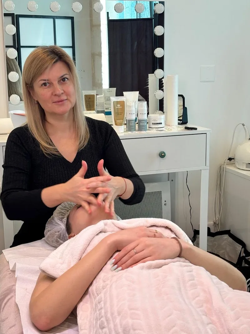 Esthéticienne Mari (Bordeaux) - Sourcils & cils Bordeaux - OneBooking