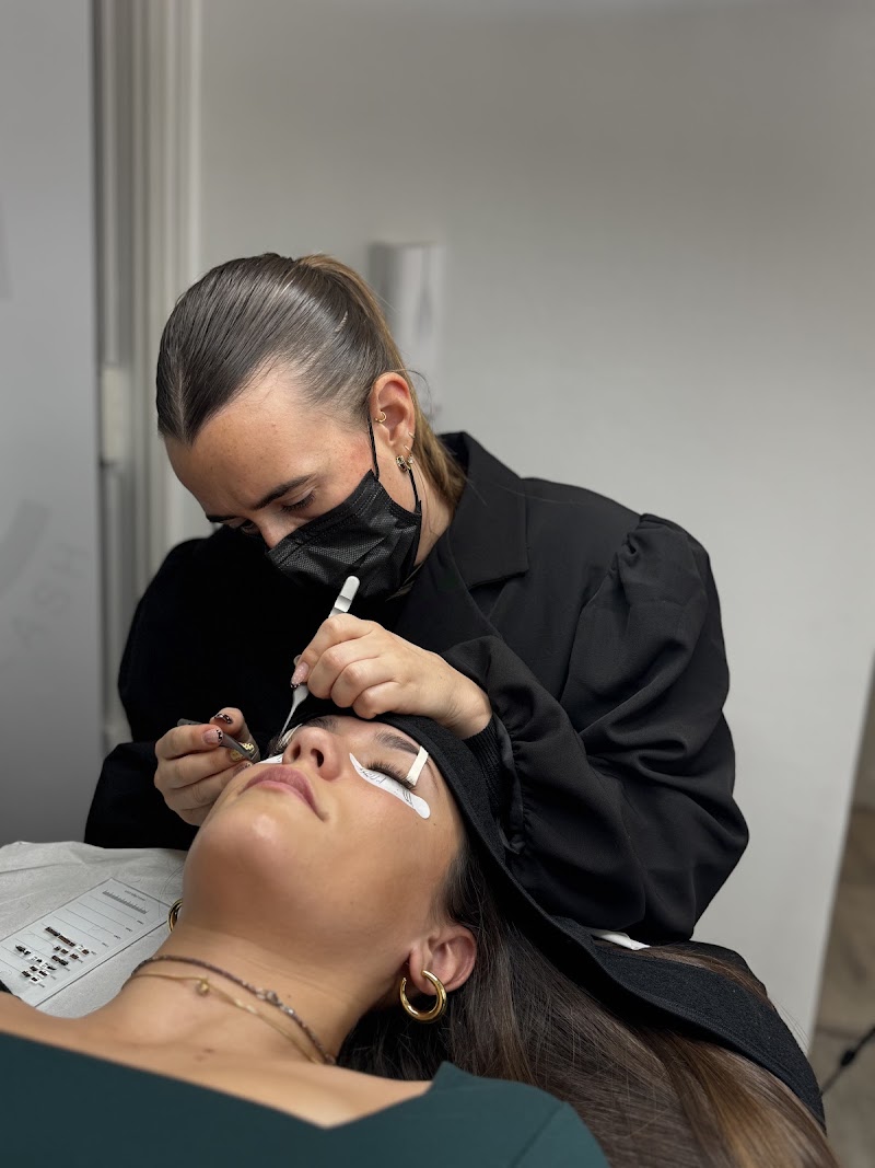 AIME Institut | Spécialiste du regard à Bordeaux Chartrons - Embellissement des cils et sourcils - Sourcils & cils Bordeaux - OneBooking