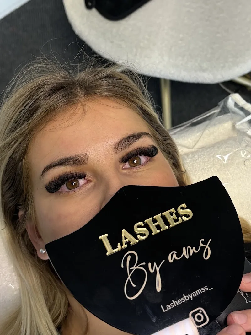 Lashesbyamss - Sourcils & cils Nantes - OneBooking