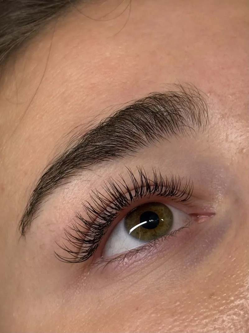 Lashes By Christina - Sourcils & cils Strasbourg - OneBooking