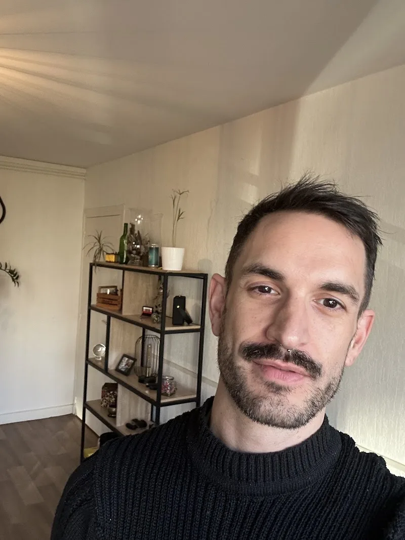 Quintessence Lamoure Florian - thérapie énergétique - massothérapeute M5C à Angers - masseur intuitif homme - Massage Angers - OneBooking