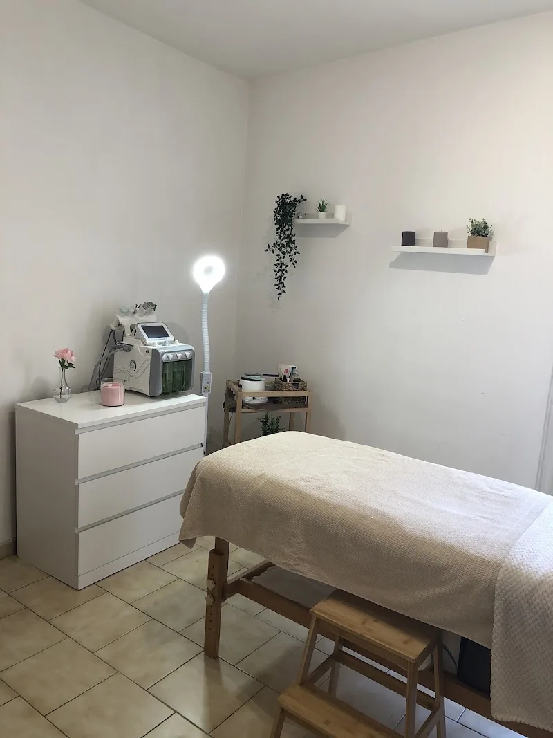 Manon Esthetique - Sourcils & cils Brest - OneBooking