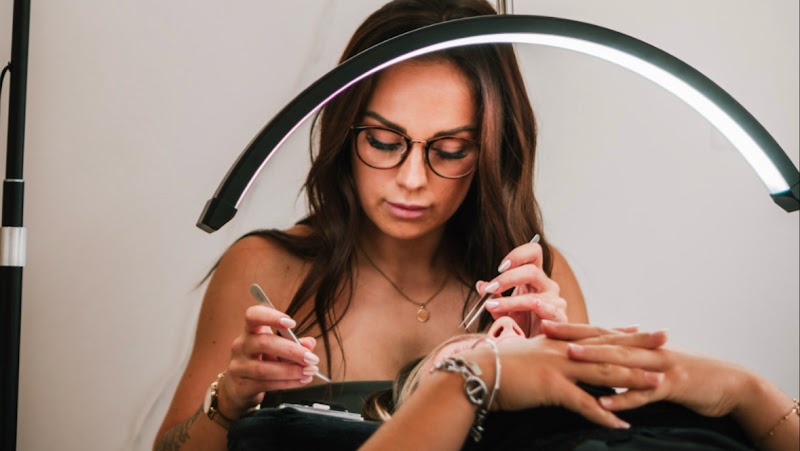 House of Care - Cils - Microblading - Sourcils & cils Bordeaux - OneBooking