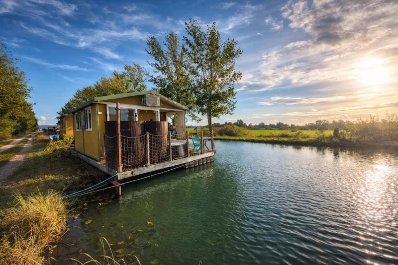 Cottage flottant insolite spa jacuzzi privatif près Dijon - Spa Dijon - OneBooking
