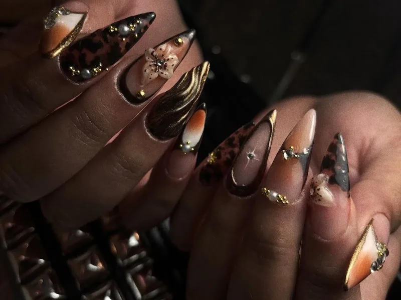Blushmarine : nail artist , strass dentaire, maquilleuse & coiffeuse studio - Onglerie Besançon - OneBooking