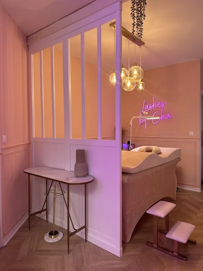 Auzi Maison de beauté - Sourcils & cils Bordeaux - OneBooking