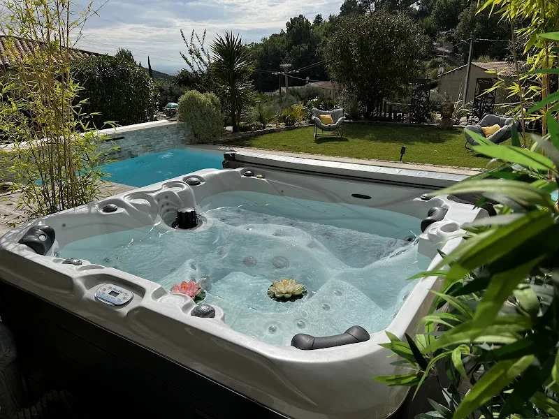 Chambre d'Hôte romantique le temps d’un instant et son espace bien être privatisation massage en duo piscine jacuzzi hammam - Spa Manosque - OneBooking