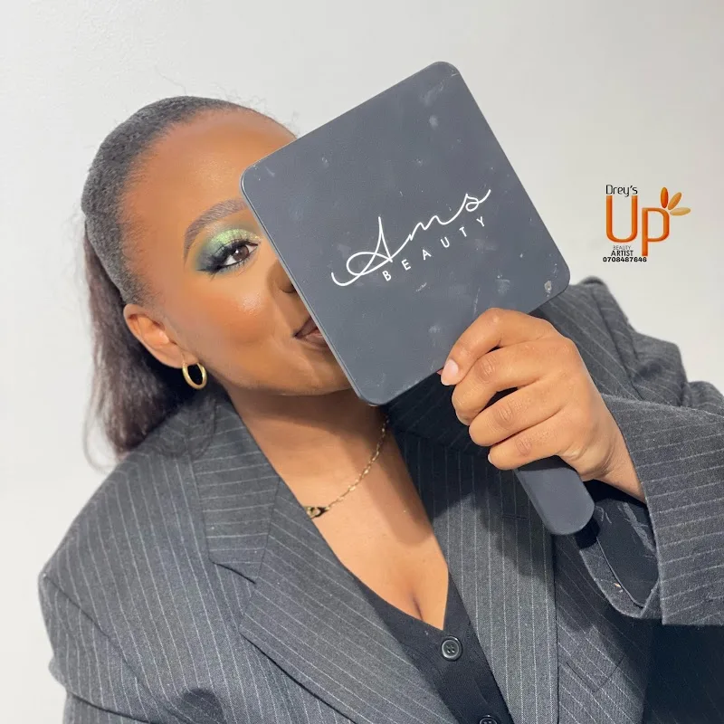Adjinaya Makeup Studio - Maquillage Paris - OneBooking