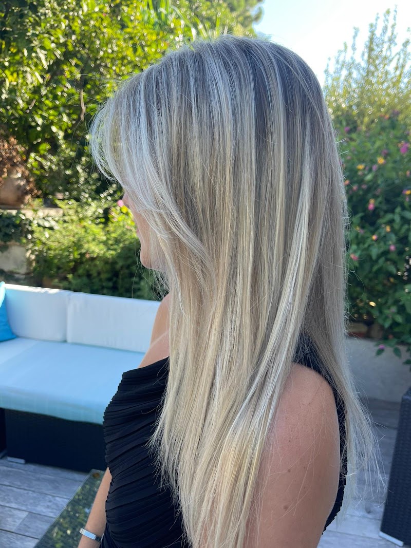 Coiffeuse a domicile /styliste maggia - Coiffure Cannes - OneBooking