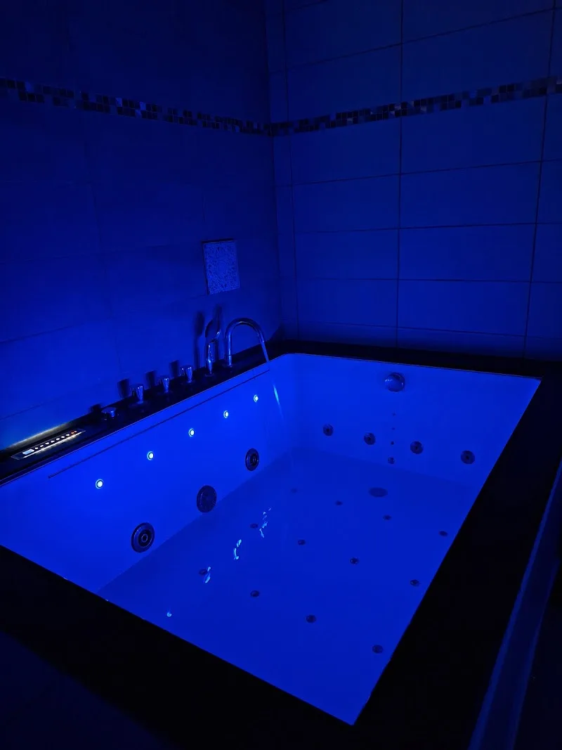 Suite Darcy & Spa – Love Room Dijon Jacuzzi & Parking - Spa Dijon - OneBooking