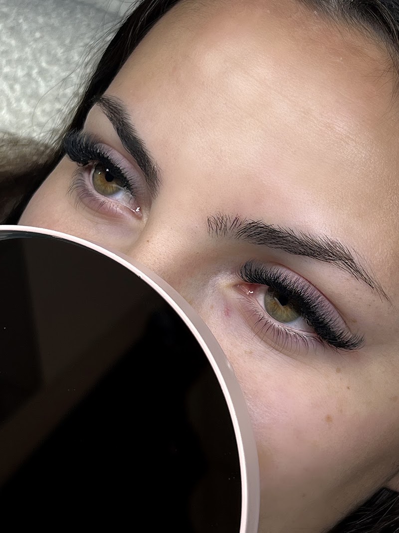 Clara Lash Studio - Sourcils & cils Bordeaux - OneBooking