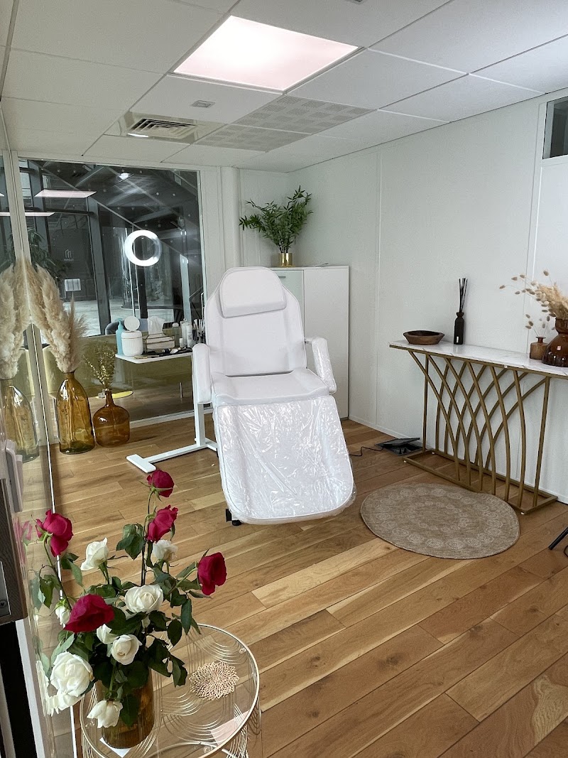 Maroua sourcils - Sourcils & cils Bordeaux - OneBooking