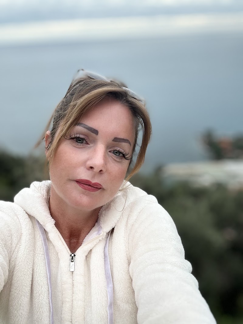 Ongles Carine B. - Onglerie Cannes - OneBooking