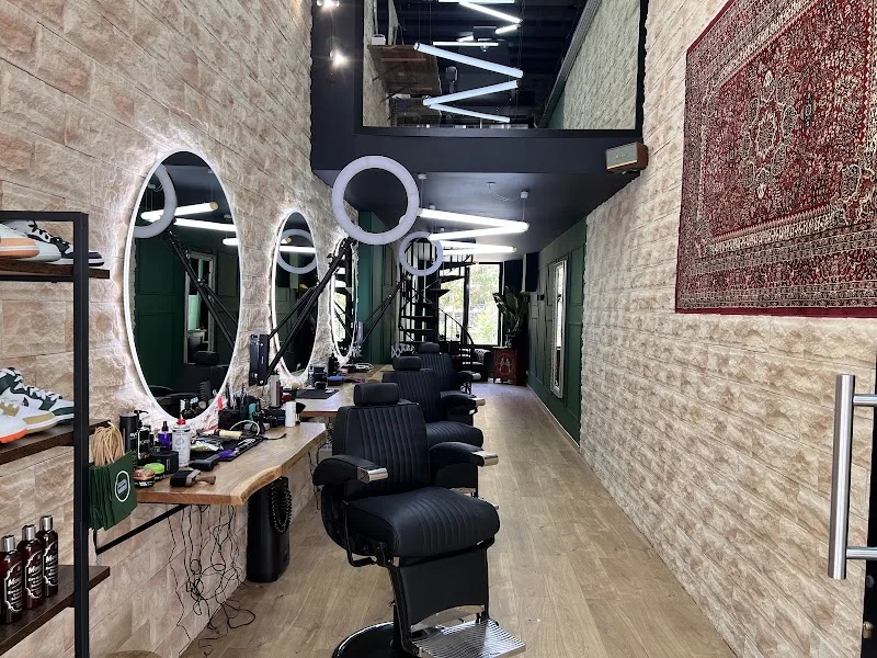 Un Homme À Suivre - Barbier Lyon - OneBooking