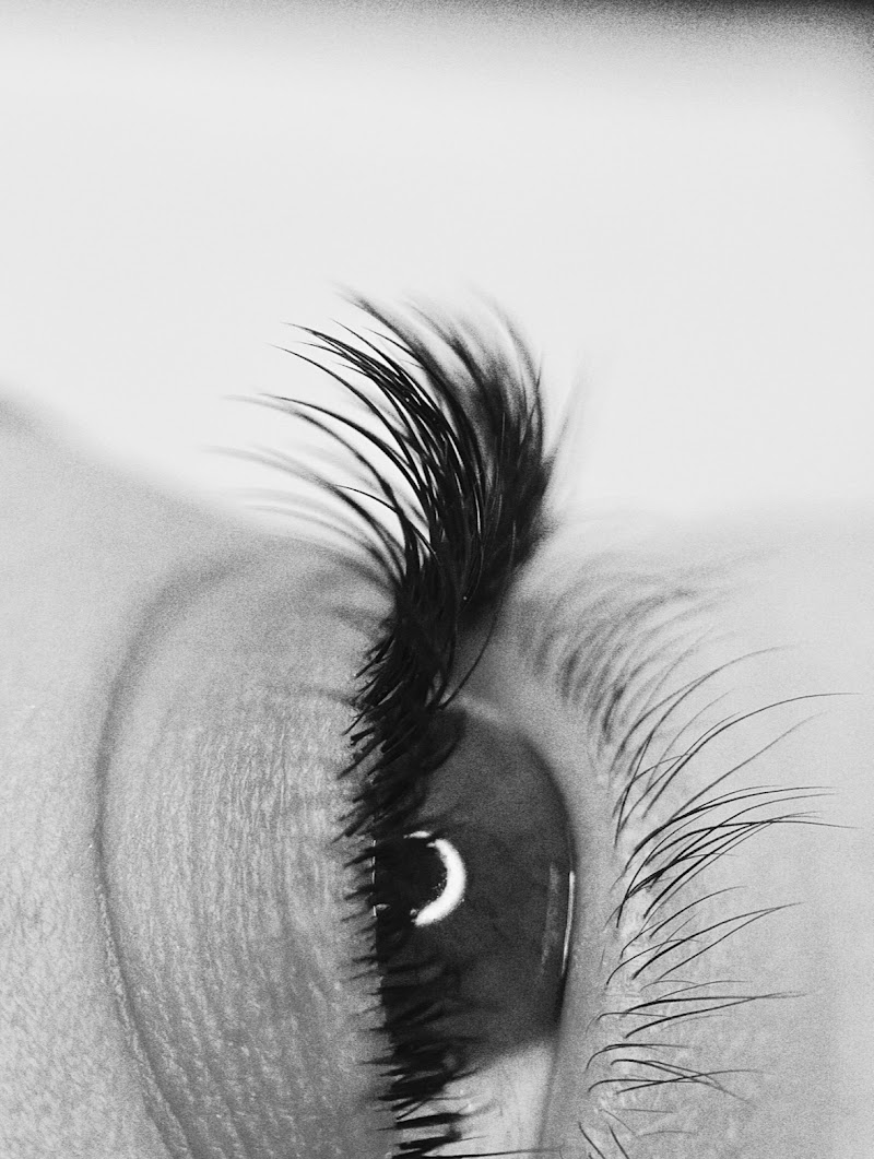 FLOWERY EYES - Centre de formations et prestations expertes du regard - Sourcils & cils Bordeaux - OneBooking