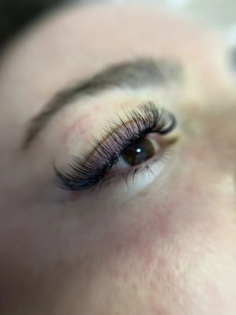 AM Beauty Artist , Technicienne en onglerie, cils et sourcils - Sourcils & cils Toulouse - OneBooking