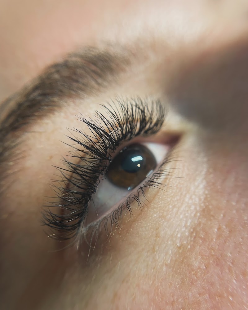 Extensions cils Auxerre - Sourcils & cils Auxerre - OneBooking