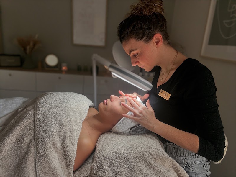 Carole ROUSSET - Experte Soin Visage-Massage corporels-Kératothérapeute - Soin visage Béziers - OneBooking