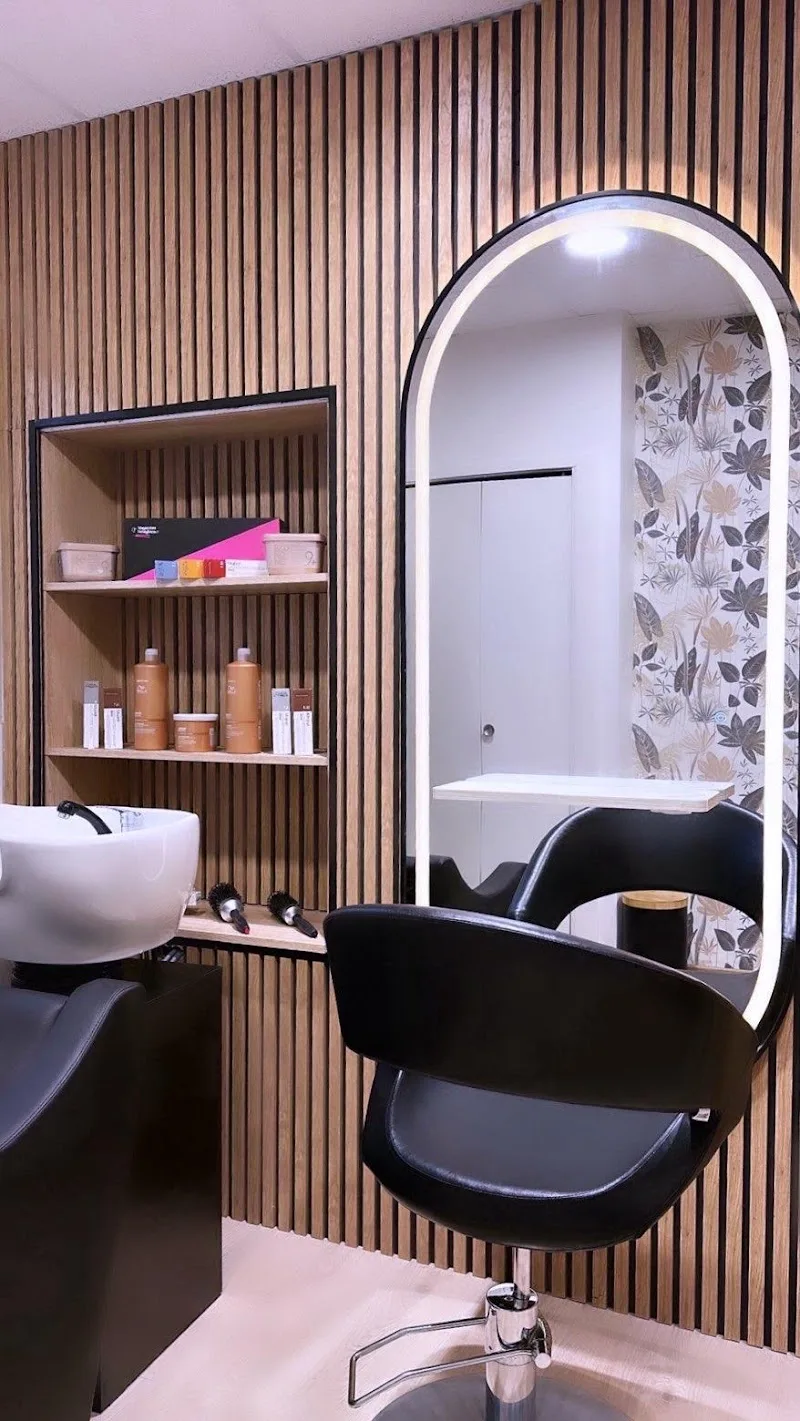 Coiffeuse femme brushing saint Nazaire - Coiffure Saint-Nazaire - OneBooking