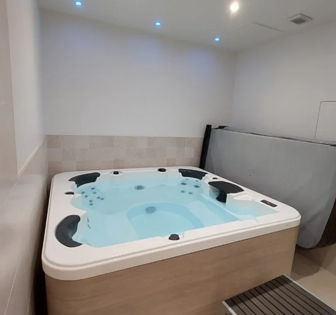 APPARTEMENT 4-6 PERS AVEC SPA - Spa Aurillac - OneBooking