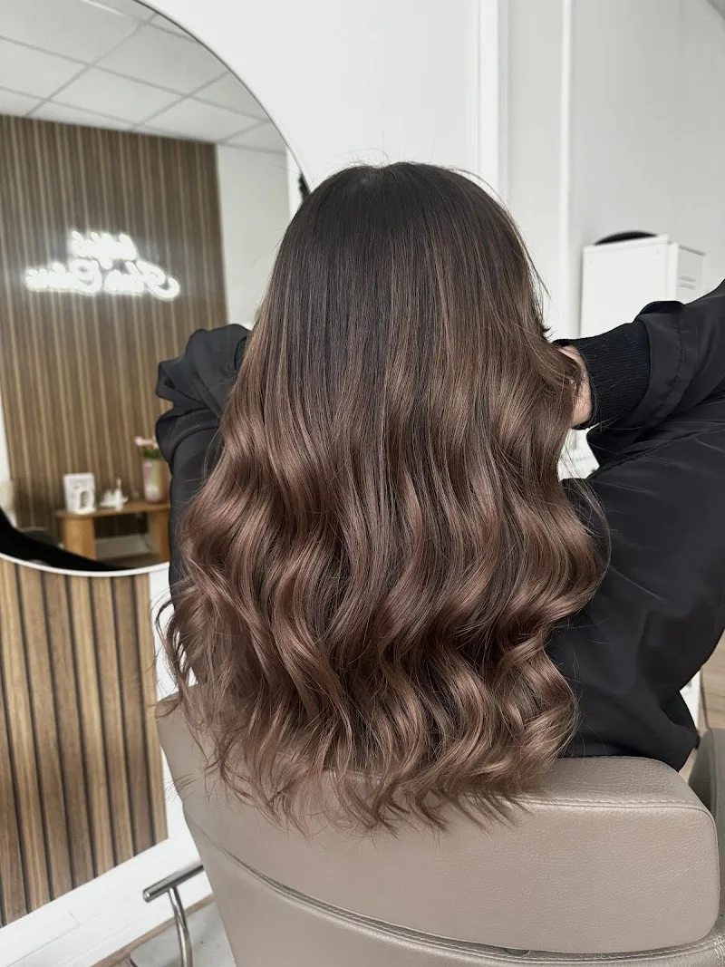 LATIFA B hair colors - Coiffure Roubaix - OneBooking